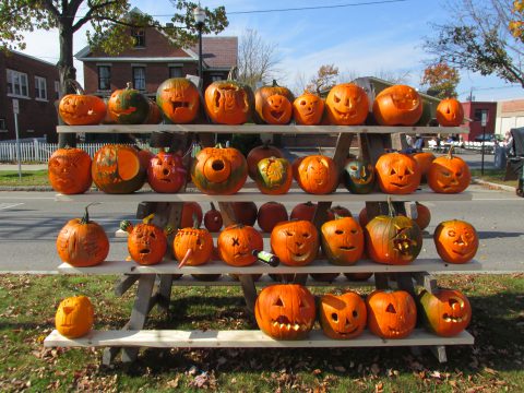 Rack_of_pumpkins_Keene_NH