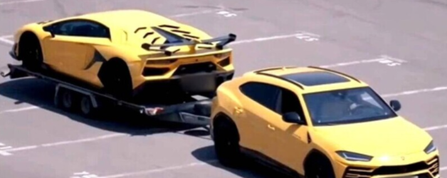 Lamborghini tractat de un alt Lamborghini la Mamaia. Au vrut să facă o liniuță după ce unul a băgat benzină de 15 lei și celălalt de 25