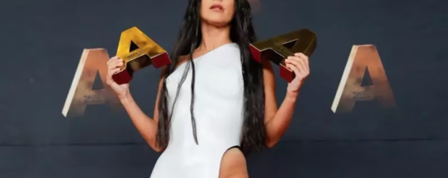 Rochia controversată purtată de Inna la The Artist Awards va fi expusă la Muzeul Click-ului din redacția unui cunoscut site monden