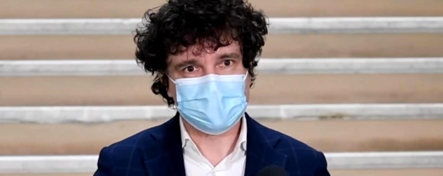 În loc să se vaccineze, Nicușor Dan s-a spălat cu doza Johnson&Johnson pe cap!