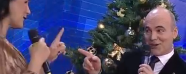 Sublimul Rareș Bogdan a cântat la RomâniaTV „Pușca și cureaua lată, ce pensii speciale tăiam odată”