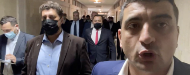 AUR ar trebui să dea Facultatea de Medicină în judecată fiindcă aceasta nu vrea să introducă cursuri de Facebook. Nu se mai poate continua așa!