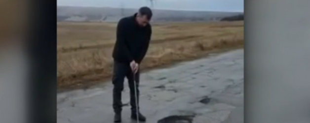 Un român a jucat golf în gropile din asfalt, confirmând ceea ce a spus Iohannis: e un sport atât de accesibil că poate fi practicat pe toate drumurile