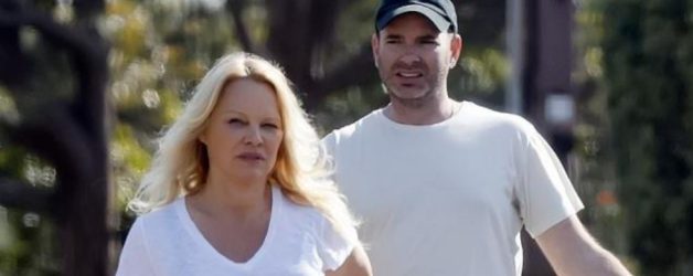 Pamela Anderson divorțează pentru a 5-a oară după ce și-a prins soțul uitându-se la Baywatch 2, ăla cu tinerele