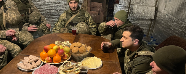 Președintele Ucrainei pierde vremea la masă cu soldații din prima linie în loc să meargă și el că tot omul la un golf