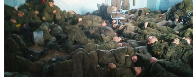 Așa dorm soldații ruși de la granița cu Ucraina. Exact cum dorm rudele când te muți la Constanța și îți vin vara „în vizită”