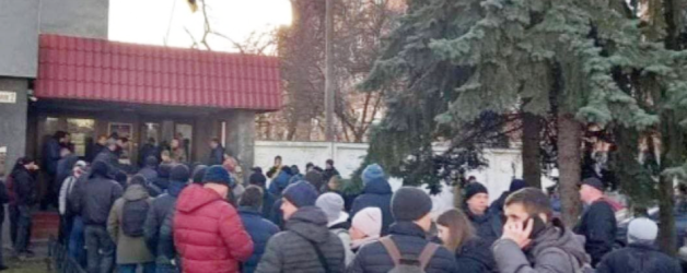 Tinerii ucraineni stau la coadă să se înroleze în armată. Încă un mit căzut: că tânăra generație merge doar la pensat