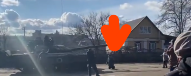 Un civil din Ucraina oprește tancurile rusești punându-se în genunchi în fața lor. Și-o iau rușii la zero