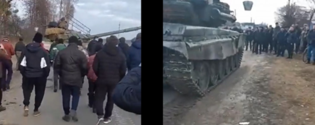 Ucrainenii de rând blochează tancurile rusești punându-se în fața lor. Se poate zice deja că „NATO e sub umbrela ucrainenilor de rând”