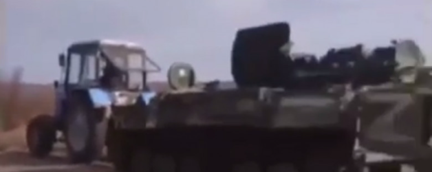 Țăranii ucraineni iau acasă tancurile rusești pentru a le mai da o șansă pe post de coteț de găini