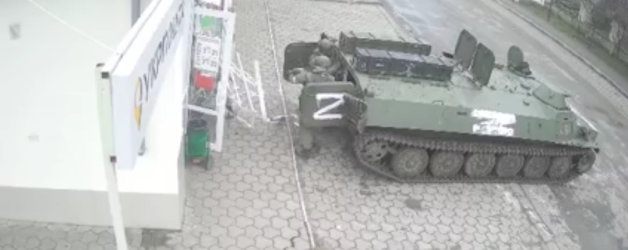 Armata roșie eliberatoare merge cu tancul la minimarket, luând pe caiet tot magazinul, tot orașul, toată țara