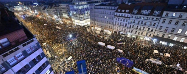 Zeci de mii de oameni în stradă la Praga pentru susținerea Ucrainei. Nu știm cum se zice în cehă „Puie Mutin”, dar asta se scandează