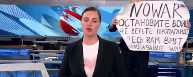 Așa arată un erou: o jurnalistă a protestat în direct împotriva războiului la televiziunea de stat din Rusia. Nerecomandat șoșocarilor