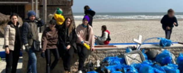 Ucrainenii refugiați în Mamaia au curățat plaja de gunoaie din proprie inițiativă.  Probabil că dacii liberi vor cere să fie amendați