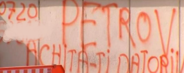 “Petrov, achită-ți datoriile!” – mesajul disperat scris pe gardul lui Băsescu de băiatul cu caietul de la Cireșica