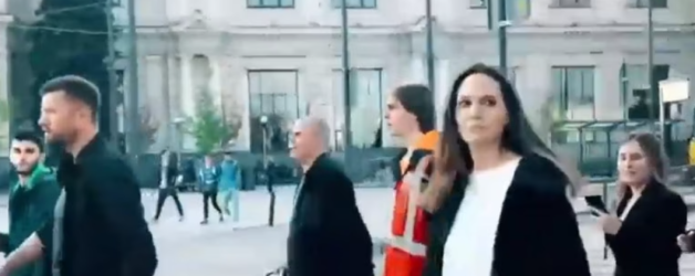 Angelina Jolie în Ucraina, mergând spre un adăpost antiaerian ca să scape de bombe. Dar de aia e ea mare vedetă la Hollywood și nu vedetuță de Loft