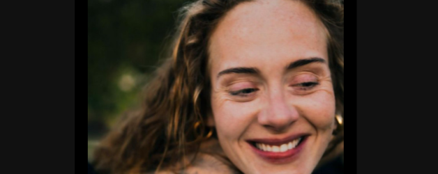 Adele, mândră de ridurile ei, la 34 de ani. Bine, ea trăiește din talent, nu din „incredibil cum se prezintă diva după încă o găleată de acid hialuronic”