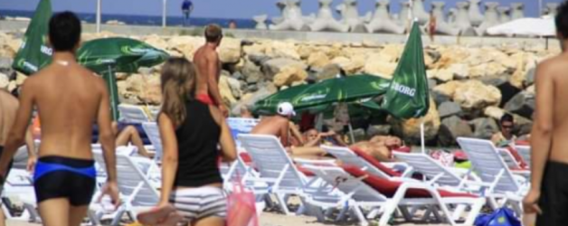 Doi polonezi, reținuți de poliție după ce au făcut sex pe plajă la Mamaia ziua în amiaza mare. În loc de amendă, vor fi obligați să mănânce o omletă la terasă