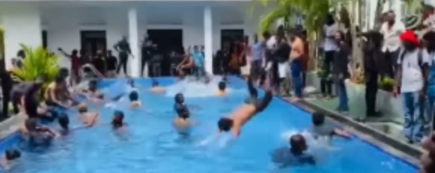 Protestatarii din Sri Lanka fac baie în piscina palatului prezidențial, după ce șeful statului a fugit. La noi ar juca golf