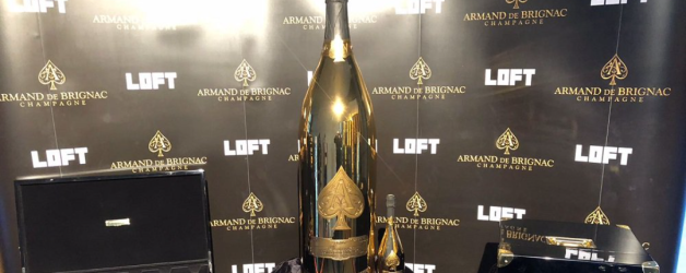 Un barosan a dat 100.000 de euro pe o sticlă de șampanie la un club din Mamaia. De banii ăștia, mai bine închiria 10.000 de șezlonguri, că oricum stau degeaba