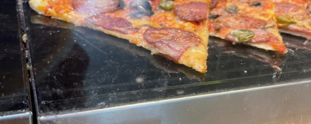 10 euro o felie de pizza pe Aeroportul Otopeni! Să mă ierte conducerea aeroportului, dar cu banii de la o îmbarcare pe Otopeni stai un weekend vara la Mamaia