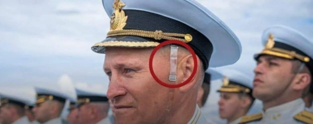 Un comandant rus de submarin a venit la parada de Ziua Marinei cu cascheta prinsă cu o bretea de sutien. Poate că venea omul de la altă Marina