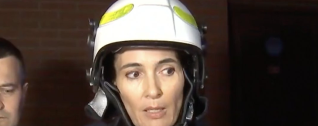 Clotilde cu cașchetă de pompier la incendiu. Mâine dimineață ia și uniforma de polițist, să fluidizeze traficul pe Magheru