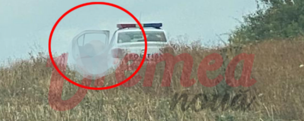 Polițistul fotografiat dezbrăcat pe un câmp din Vaslui, lângă mașina de serviciu, a fost pensionat de urgență. Să te tot pensionezi așa, măcar de două ori pe săptămână!