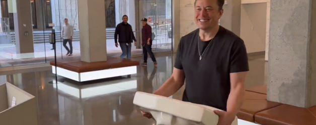 Elon Musk a fugit cu chiuveta de la Bran, pentru că el nu are acasă așa ceva, se spală la butoi. Gazdele fug după el să îi dea și prosopul