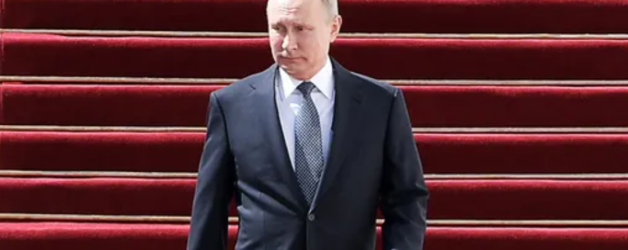 „Vladimir Putin a căzut pe scări, s-a lovit la noadă și a făcut pe el”. Să zică mersi! În Rusia, doar privilegiații cad pe scări. Ceilalți folosesc fereastra