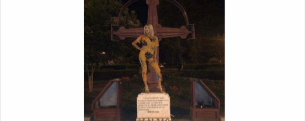 Margherita de la Clejani călare pe crucea troiței Eroilor Revoluției din 1989. În mod normal, ar trebui să i se dea și ei certificat