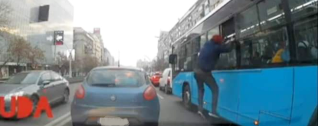 Capitală europeană: un bucureștean a sărit din autobuz pe geam. Lumea crede că a sărit pe geam din cauza controlorilor, dar de fapt el era controlorul și i se terminase programul