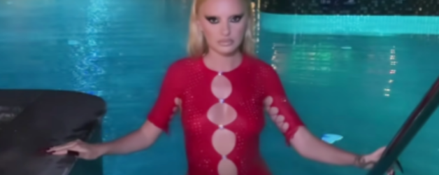 Alexandra Stan s-a pregătit temeinic pentru Bobotează, fiind pregătită în orice moment să se arunce în apă rece după cruce