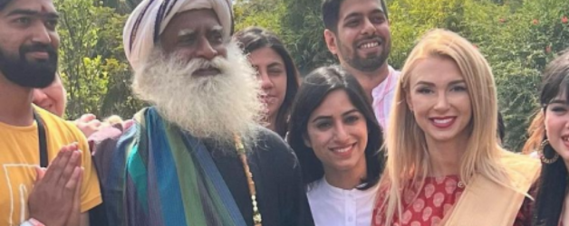 Andreea Balan se laudă că s-a dus la Sadhguru să îi pună întrebări existențiale, însă cel mai probabil el a chemat-o acolo, ca să i-o cante pe aia cu „ce tânăr ești”