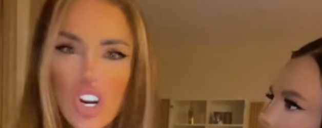 Bianca Drăgușanu a învățat câteva cuvinte noi în engleză, însă fix pe alea pentru care se folosește tot datul din mâini și ridicatul degetului