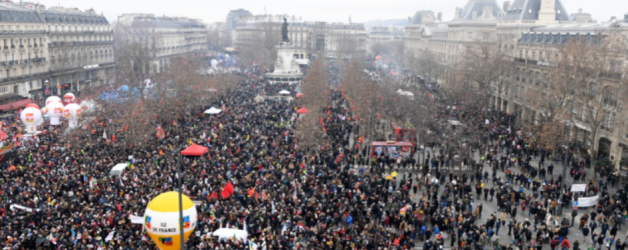 Așa se protestează în Franța împotriva creșterii vârstei de pensionare. La noi, când s-a majorat vârsta de pensionare lumea se uita la „Vocea României”