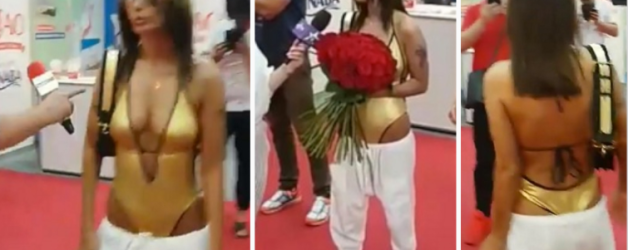 Oana Zăvoranu în pantaloni cu vedere la costumul de baie. Îi mai lipsește doar cămașa cu mâneci exagerat de lungi, din alea care se pot lega la spate