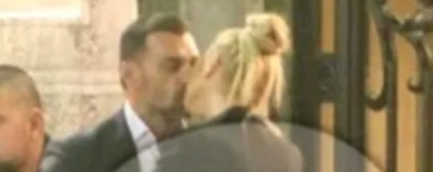 Anamaria Prodan se sărută ca o adolescentă cu noul „Soarele meu” pe stradă. Poate profită de revenirea la vârsta liceului și la vară dă și bacul din nou