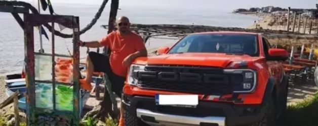 Chef Cătălin Scărlătescu cu mașina pe plaja din Vama Veche. Degeaba îl ceartă lumea: singura lui greșeală e că nu a intrat pe plajă cu un BMW