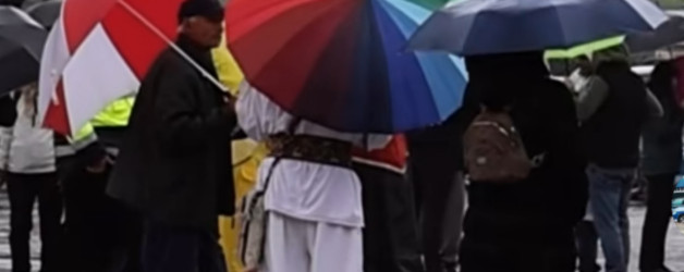 Ăla care a vândut umbrele-curcubeu dacilor de la protest e un geniu. Căciuli de tarabostes cu curcubeu nu are?